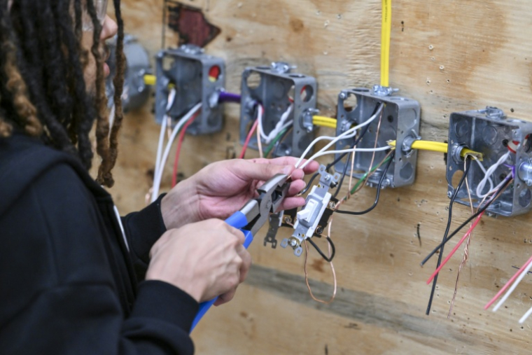 Un étudiant en électricité de  l'Apex Technical School à Manhattan, New York, le 4 juin 2026 ( AFP / ANGELA WEISS )