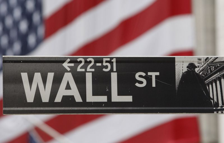 Le panneau de Wall Street devant la Bourse de New York