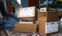 Les arnaques aux colis se multiplient pendant les fêtes de fin d'année. (illustration) (Polina Tankilevitch / Pixabay)