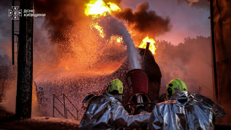 Photo prise et diffusée par le Service d'État ukrainien pour les situations d'urgence, le 6 septembre 2026, montrant des secouristes sur le site d'une frappe russe dans la région de Kiev, en Ukraine ( State Emergency Service of Ukraine / Handout )