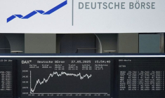 Le graphique de l'indice allemand des prix des actions DAX est photographié à la bourse de Francfort