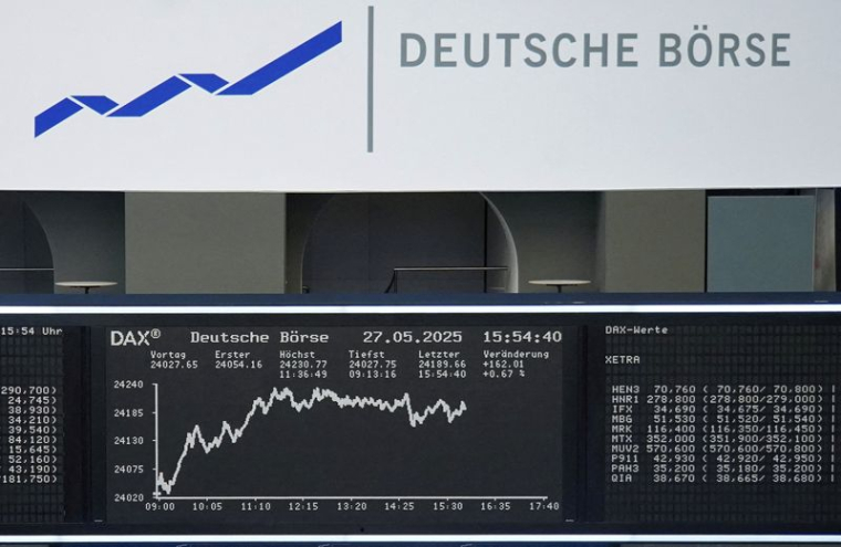 Le graphique de l'indice allemand des prix des actions DAX est photographié à la bourse de Francfort