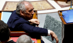 Le Premier ministre français François Bayrou assiste à la séance des questions au gouvernement à l'Assemblée nationale à Paris, France