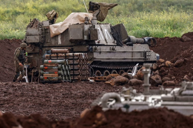 Une pièce d'artillerie israélienne près de la frontière avec le Liban, le 22 mars 2026 ( AFP / Jalaa MAREY )