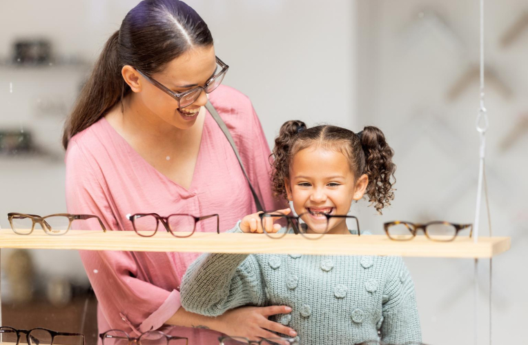 Acheter en ligne permet de réaliser des économies de l’ordre de 30 à 40 % sur le budget optique. ( crédit photo : Shutterstock )