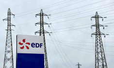 Photo d'archives du logo d'Électricité de France (EDF) sur le site de la centrale nucléaire du Tricastin à Saint-Paul-Trois-Chateaux