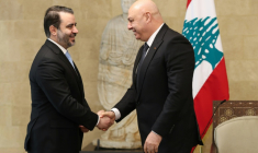 Photo publiée par le bureau de presse de la présidence libanaise, le 10 octobre 2025, du président libanais Joseph Aoun (d) et du ministre syrien des Affaires étrangères Assaad al-Shaibani avant une réunion au palais présidentiel de Baabda, à l'est de Beyrouth ( Présidence libanaise / - )