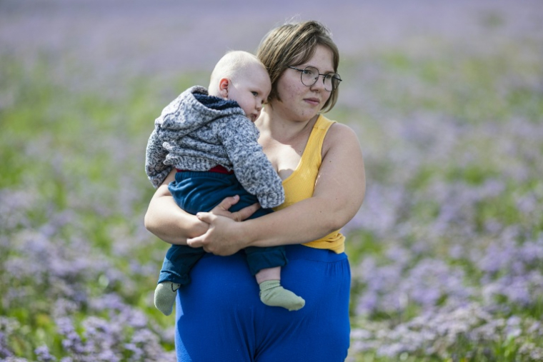 Anne-Marie et son bébé au Crotoy, dans la baie de Somme, le 30 juillet 2025 ( AFP / Sameer Al-DOUMY )