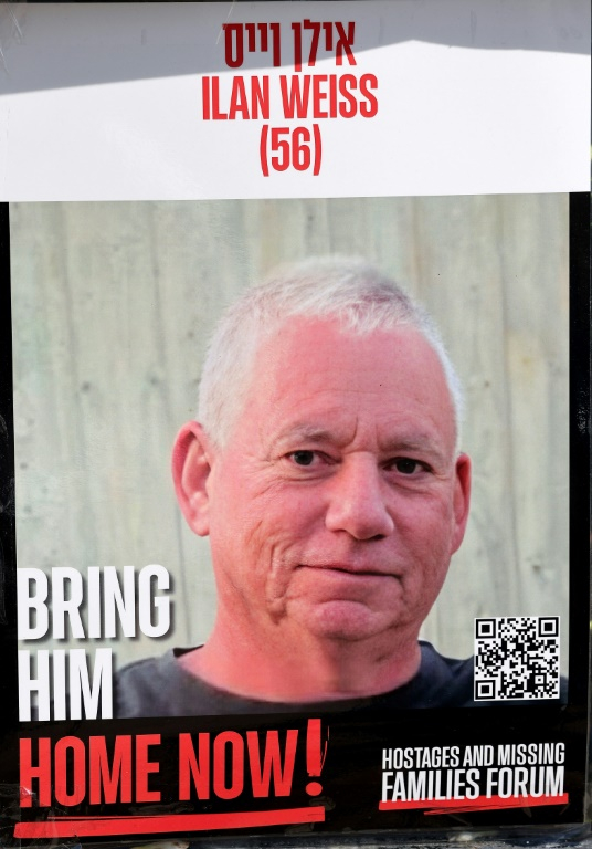 Une photo montre une affiche avec le portrait de l'otage israélien Ilan Weiss, dont le corps a été ramené en Israël, accrochée sur une place à l'extérieur du Musée d'art de Tel Aviv, le 21 janvier 2025 ( AFP / - )