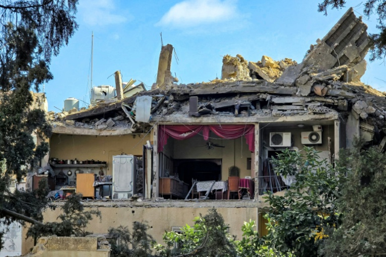 L'intérieur d'un appartement exposé après l'effondrement des murs extérieurs d'un bâtiment endommagé par une frappe israélienne nocturne sur la ville de Tyr, dans le sud du Liban, le 16 mai 2026 ( AFP / Kawnat HAJU )