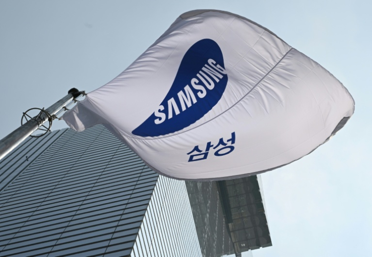 Signe de son statut de locomotive, la valeur boursière de Samsung Electronics a franchi la barre des 1.000 milliards de dollars pour la première fois début mai ( AFP / Jung Yeon-je )