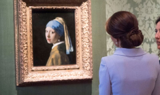 Photo d'archives: La duchesse de Cambridge, admire le tableau "la Fille à la perle" de Johannes Vermeer lors d'une visite à La Haye