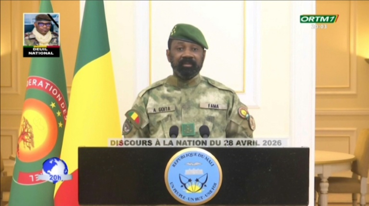 Image tirée d'une vidéo obtenue le 28 avril 2026 par l'AFPTV auprès de l'ORTM, montrant le chef de la junte au Mali, Assimi Goïta, lors de sa première prise de parole publique depuis les attaques du week-end par des combattants jihadistes et des séparatistes touaregs ( ORTM / - )