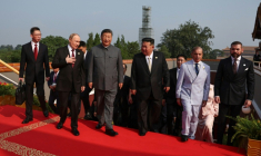 Cette photo distribuée par l'agence d'État russe Sputnik, montre le président russe Vladimir Poutine marchant avec le président chinois Xi Jinping, le dirigeant nord-coréen Kim Jong Un et le Premier ministre pakistanais Shehbaz Sharif avant un défilé militaire marquant le 80e anniversaire de la victoire sur le Japon et la fin de la Seconde Guerre mondiale, sur la place Tiananmen à Pékin le 3 septembre 2025 ( POOL / Alexander KAZAKOV )