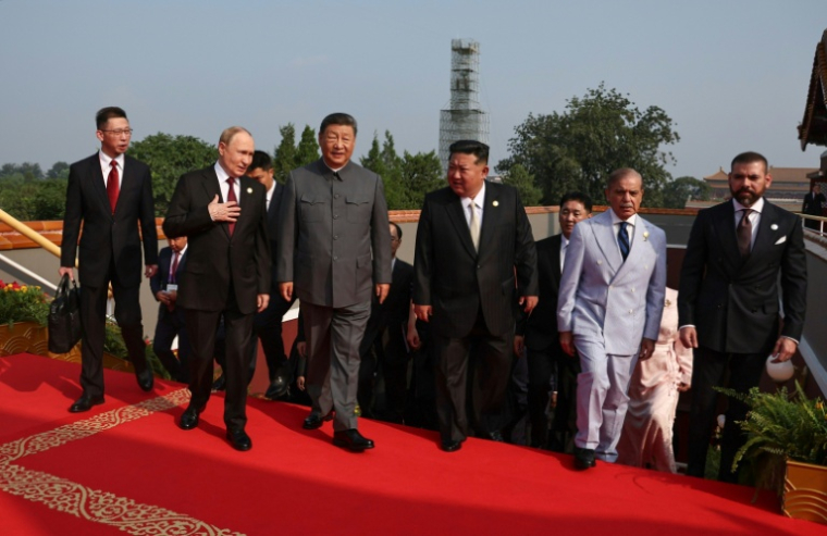 Cette photo distribuée par l'agence d'État russe Sputnik, montre le président russe Vladimir Poutine marchant avec le président chinois Xi Jinping, le dirigeant nord-coréen Kim Jong Un et le Premier ministre pakistanais Shehbaz Sharif avant un défilé militaire marquant le 80e anniversaire de la victoire sur le Japon et la fin de la Seconde Guerre mondiale, sur la place Tiananmen à Pékin le 3 septembre 2025 ( POOL / Alexander KAZAKOV )
