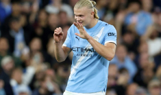 L'attaquant norvégien de Manchester City Erling Haaland célèbre son 50e but marqué en Ligue des champions, contre Naples le 18 septembre 2025 à Manchester ( AFP / Darren Staples )