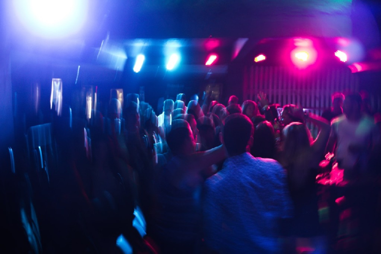 Une sous-location illégale accueille plus de 200 fêtards à Paris (Crédit photo: Maurício Mascaro - Pexels)