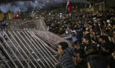 Affrontements entre des manifestants et la police, lors d'une manifestation antigouvernementale à Lima, le 27 septembre 2025 ( AFP / ERNESTO BENAVIDES )