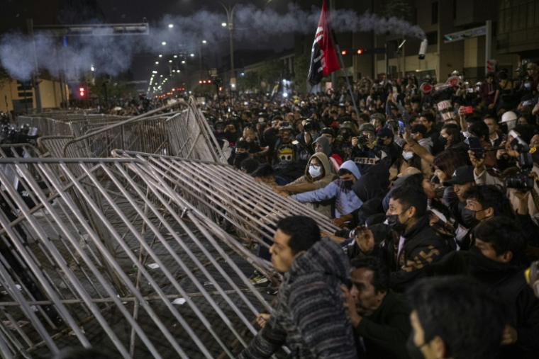 Affrontements entre des manifestants et la police, lors d'une manifestation antigouvernementale à Lima, le 27 septembre 2025 ( AFP / ERNESTO BENAVIDES )