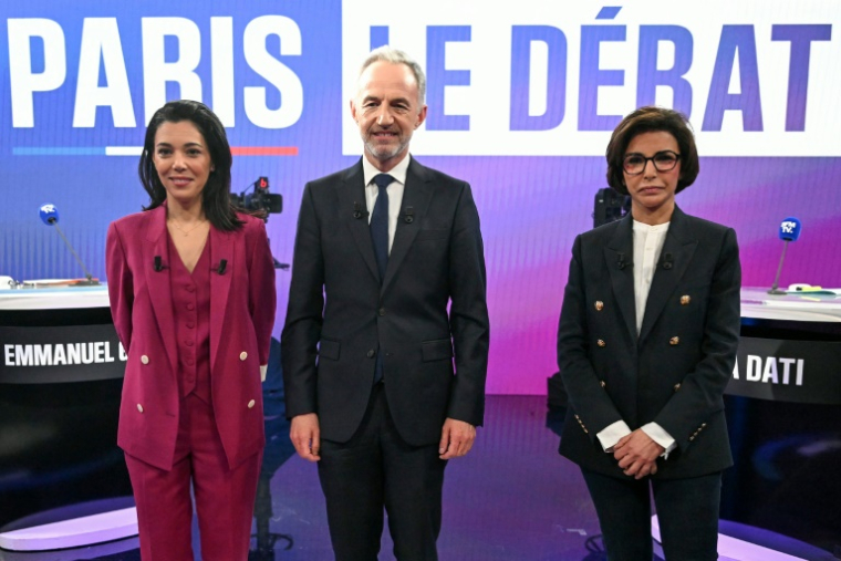 Les candidats à la mairie de Paris avant le débat le 18 mars 2026 sur BFMTV. De gauche à droite : Sophia Chikirou, Emmanuel Gregoire et Rachida Dati ( AFP / Bertrand GUAY )