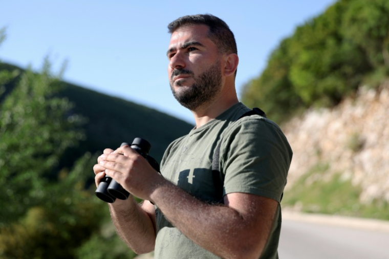L'ornithologue Xhemal Xherri observe des oiseaux dans les montagnes près de Tepelene, le 29 avril 2026 en Albanie ( AFP / Adnan Beci )