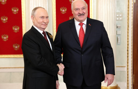 Vladimir Poutine et Alexandre Loukachenko à Moscou, en Russie, le 9 mai 2024. ( POOL / MIKHAIL METZEL )