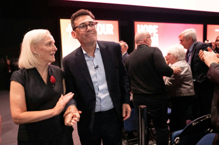 Le Premier ministre britannique Andy Burnham félicité par sa femme Marie-France après son discours au 3e jour du congrès du parti travailliste, le 29 septembre 2026 à Liverpool, en Angleterre  ( POOL / Stefan Rousseau )