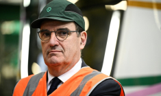 L'ancien Premier ministre Jean Castex, PDG de la RATP, au centre de maintenance de Bobigny, le 14 février 2025 ( AFP / JULIEN DE ROSA )