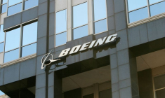 Le logo Boeing est visible sur l'immeuble du siège mondial à Chicago