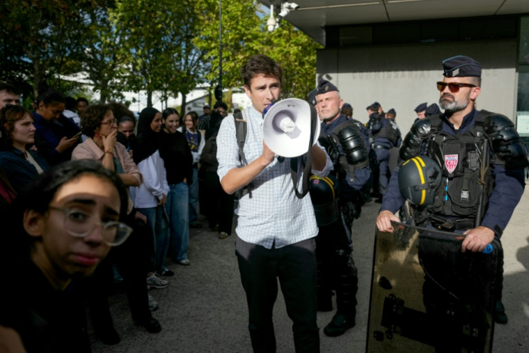 Rassemblement de plusieurs centaines d'élèves et enseignants du lycée Paul-Eluard de Saint-Denis le 15 octobre 2026 contre l'intervention de la police dans leur établissement ( AFP / Dimitar DILKOFF )