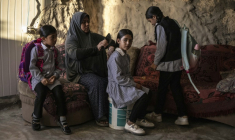 Arwa Amr coiffe sa fille Layan alors qu'elles se préparent pour l'école, à l'intérieur de la grotte que la famille a transformée en foyer dans le village d'Al-Tuwani, en Cisjordanie occupée par Israël, le 16 septembre 2026 ( AFP / John WESSELS )