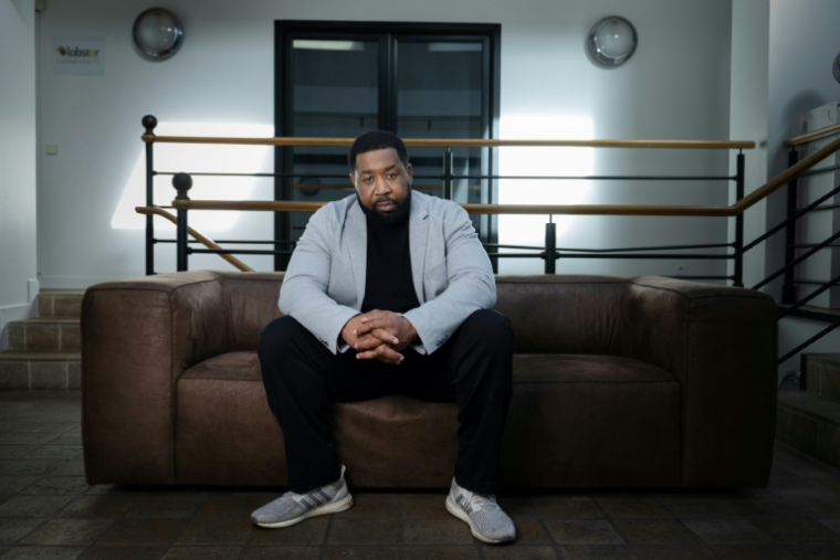 Le producteur de musique Michel Zecler dans ses bureaux à Saint-Cloud, le 28 octobre 2026 dans les Hauts-de-Seine ( AFP / Joel Saget )