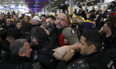 Des manifestants et des gendarmes au Salon de l'agriculture, à Paris, le 24 février 2024. ( AFP / KIRAN RIDLEY )