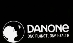 DANONE MAINTIENT SA POSITION EN RUSSIE, CONTINUE DE PRODUIRE SES BIENS ESSENTIELS