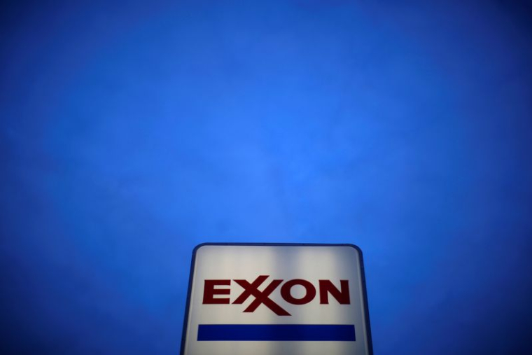 EXXON RENOUE AVEC LES PROFITS, BAISSE DU BÉNÉFICE CHEZ CHEVRON