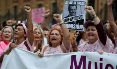 Des manifestants, dont une grande majorité de femmes, protestent contre la gestion des autorités régionales dans des retards de dépistage de cancer de sein, le 26 octobre 2025 à Séville ( AFP / CRISTINA QUICLER )
