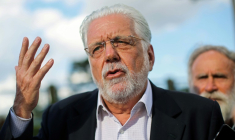 Le sénateur Jaques Wagner s'adressant à des sympathisants de l'alors ex-président Luiz Inacio Lula da Silva,  à Curitiba, au Brésil, le 7 février 2019 ( AFP / Heuler Andrey )