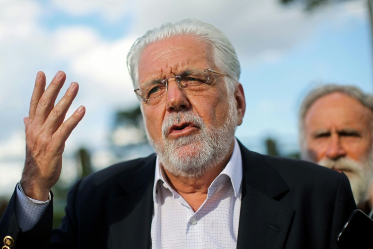 Le sénateur Jaques Wagner s'adressant à des sympathisants de l'alors ex-président Luiz Inacio Lula da Silva,  à Curitiba, au Brésil, le 7 février 2019 ( AFP / Heuler Andrey )