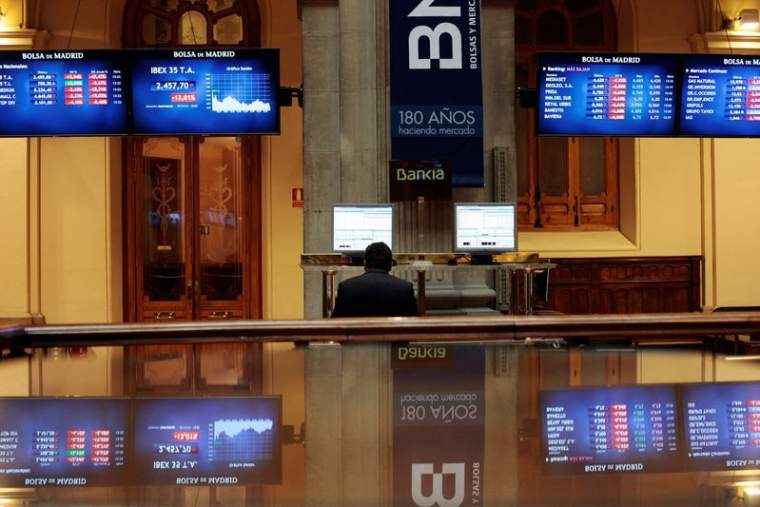 Un trader regarde des écrans d'ordinateur à la bourse de Madrid
