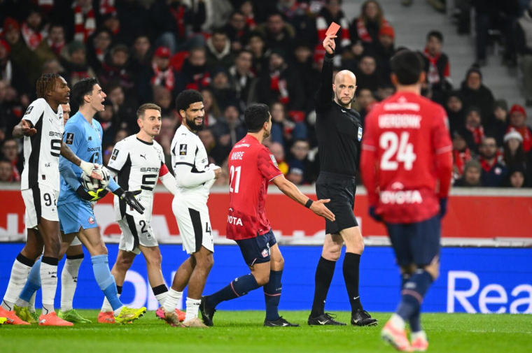 L'arbitre Eric Wattellier explique la raison de l'expulsion d'Alexsandro