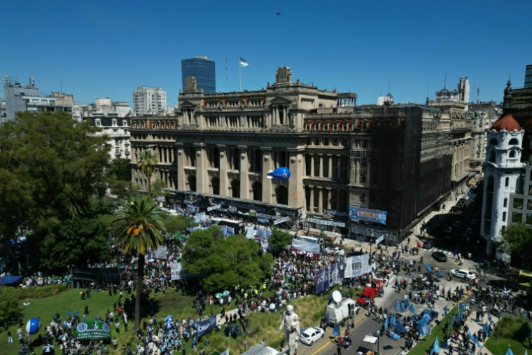 Vue aérienne d'un rassemblement de syndicats devant le palais de justice de Buenos Aires pour soutenir une action en justice contre la réforme du travail du président argentin Javier Milei, le 2 mars 2026 ( AFP / Juan Mabromata )