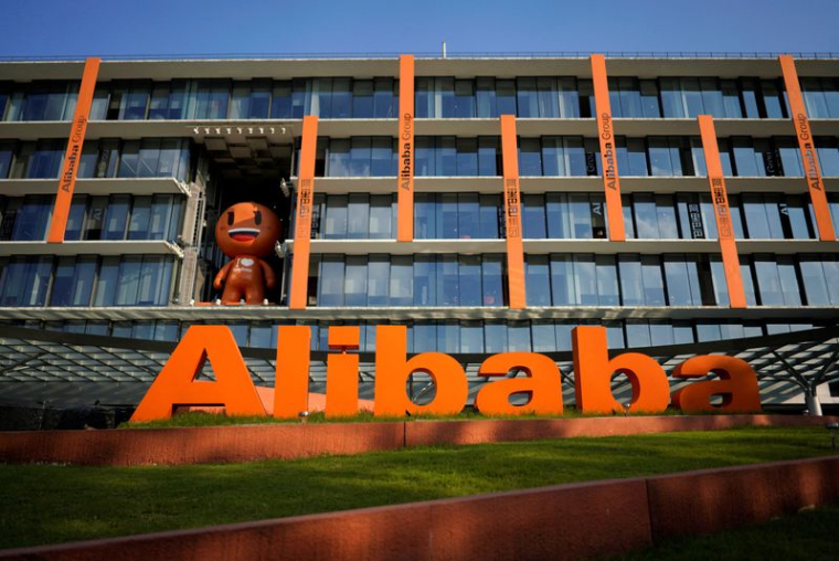 Le logo d'Alibaba devant le siège du groupe à Hangzhou, en Chine