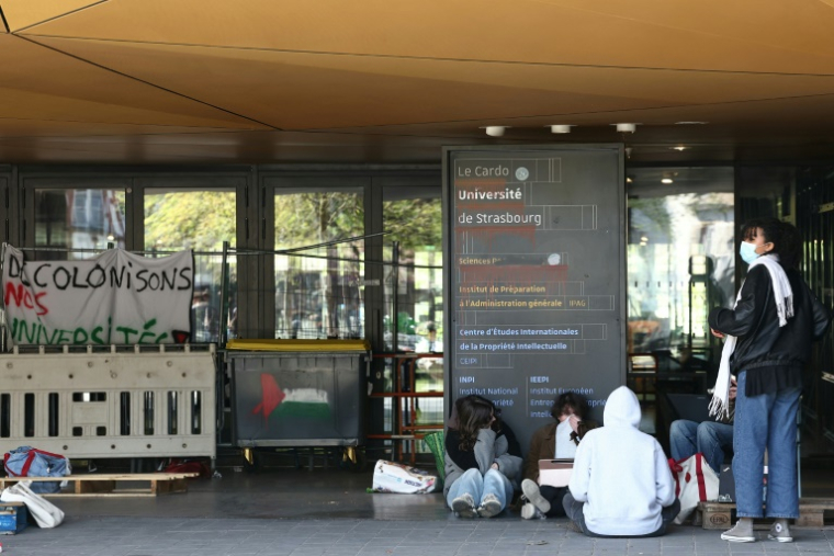 Des étudiants bloquent l'entrée de Sciences Po Strasbourg pour protester contre la décision du Conseil d'administration de leur école de maintenir un partenariat avec une université israélienne, le 9 avril 2025 à Strasbourg ( AFP / Frederick FLORIN )