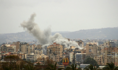 Une frappe aérienne israélienne sur un quartier de la ville de Tyr, dans le sud du Liban, le 15 mai 2026 ( AFP / KAWANT HAJU )