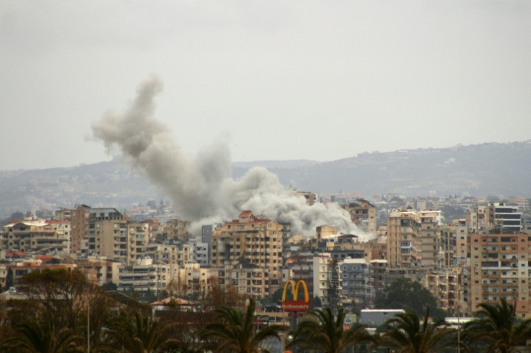 Une frappe aérienne israélienne sur un quartier de la ville de Tyr, dans le sud du Liban, le 15 mai 2026 ( AFP / KAWANT HAJU )