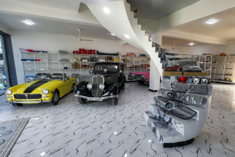Une MG de 1964 et une Morris de 1936 restaurées, dans le magasin de pièces détachées de Jaafar Salmane, à Alexandrie, dans la province de Babel, le 27 mai 2025 en Irak ( AFP / Karar Jabbar )