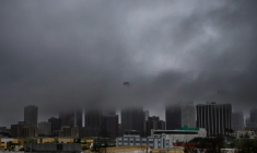 Nuages noirs et fortes pluies sur le centre-ville de Los Angeles, le 24 décembre 2025 en Californie ( AFP / Apu GOMES )