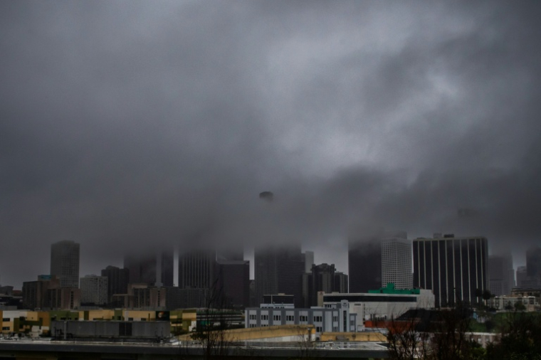 Nuages noirs et fortes pluies sur le centre-ville de Los Angeles, le 24 décembre 2025 en Californie ( AFP / Apu GOMES )