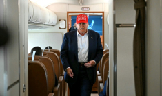 Le président américain Donald Trump à bord d'Air Force One, le 1er juillet 2025 ( AFP / ANDREW CABALLERO-REYNOLDS )