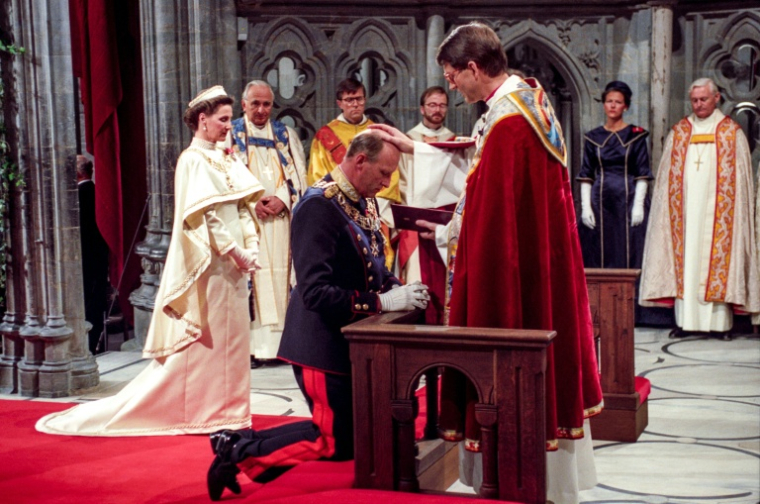 Photo prise le 23 juin 1991 dans la cathédrale de Nidaros, à Oslo, en Norvège, montrant le roi Harald V de Norvège lors de sa prestation de serment par l'évêque Finn Wagle, aux côtés de la reine Sonja (g). ( NTB / Bjørn Sigurdsøn )